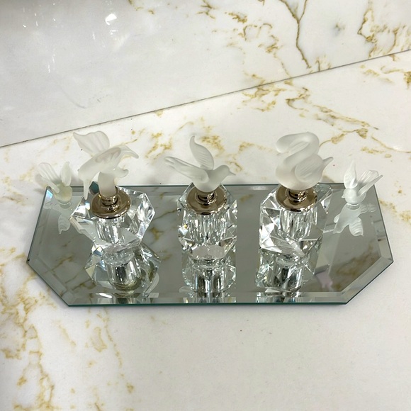VINTAGE CELLINI COLLECTION 3 FROSTED &. CRYSTAL PERFUME BOTTLES & VANITY MIRROR - Picture 3 of 10